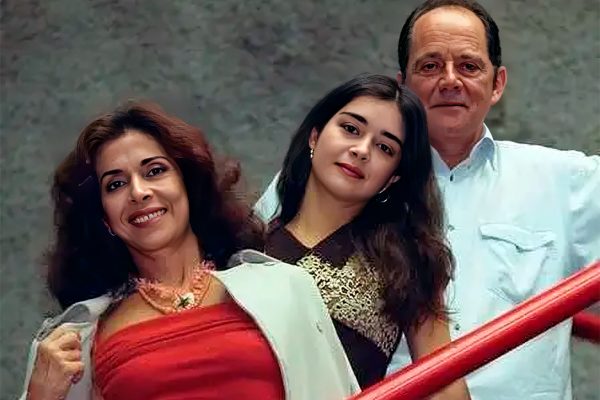 Alexandra Marzo junto a sua mãe Betty Faria e Carlos Marzo (Foto Reprodução/Globo)