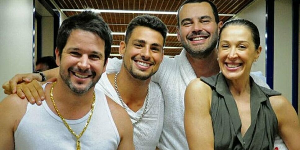 Elenco de "A Favorita" nos bastidores (Foto Reprodução/Caras)