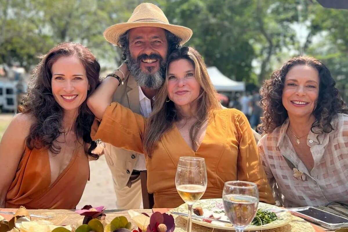 Ingra Lyberato, Cristiana Oliveira, Giovanna Gold e Marcos Palmeira em cena de reencontro em "Pantanal" (Foto Reprodução/Globo)