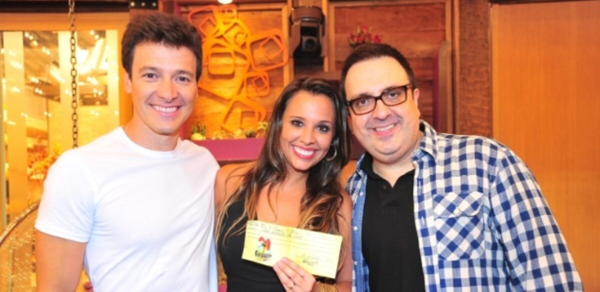 O apresentador Rodrigo Faro, a vencedora Angelis Borges e o diretor Rodrigo Carelli (Foto: Divulgação)