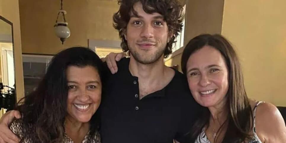Regina Casé. Chay Suede e Adriana Esteves em "Amor de Mãe" (Foto Reprodução/Gshow)