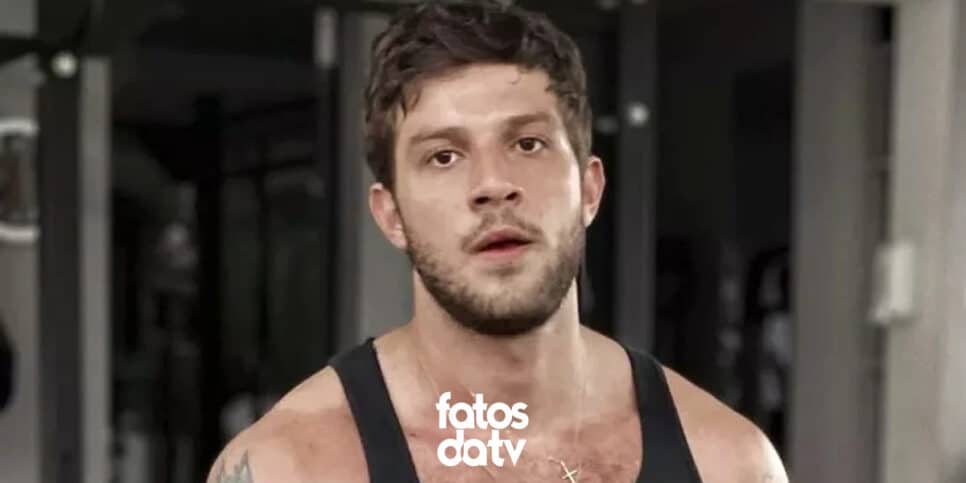 O galã de Travessia Chay Suede, chocou todos ao ter um segredo de anos revelado (Foto: Reprodução, Instagram)