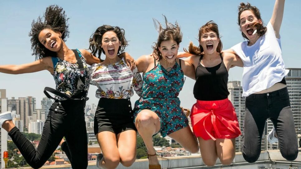 Ellen (Heslaine Vieira), Tina (Ana Hikari), Keyla (Gabriela Medvedovski), Benê (Daphne Bozaski) e Lica (Manoela Aliperti) (Foto: Reprodução/TV Globo)