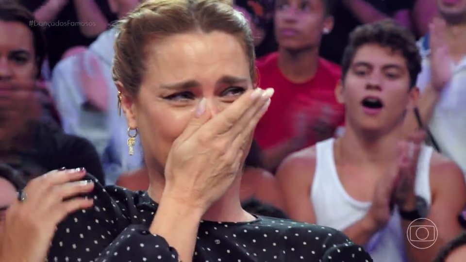 Carolina Dieckmann cai no choro após surpresa de Luciano Huck no Domingão: “Tudo se encaixa”