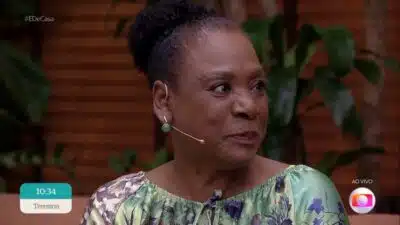 Dulcinéia Novaes se emociona com surpresa (Foto: Reprodução/Globo)