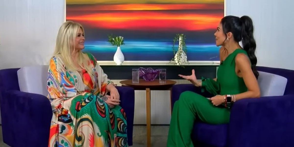 Monique Evans durante entrevista para o Sensacional (Foto: Reprodução/RedeTV!)