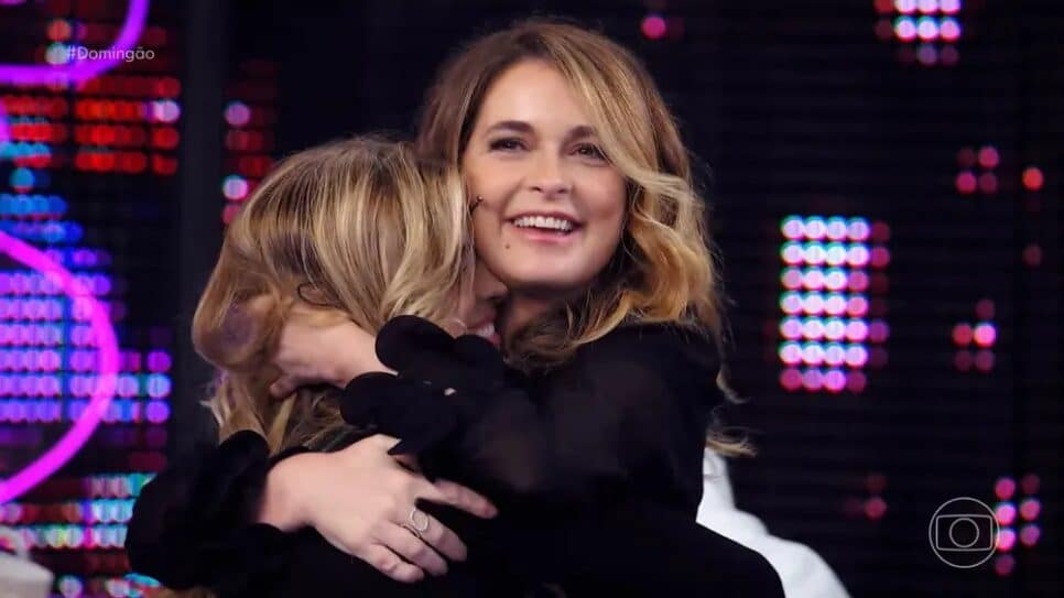 Claudia Abreu abraça a filha no programa Domingão (Foto: Reprodução/Globo)