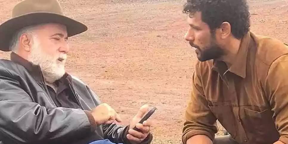 Terra e Paixão: Após falhar em plano, Ramiro leva surra de Antônio (Foto: Reprodução, Globo)
