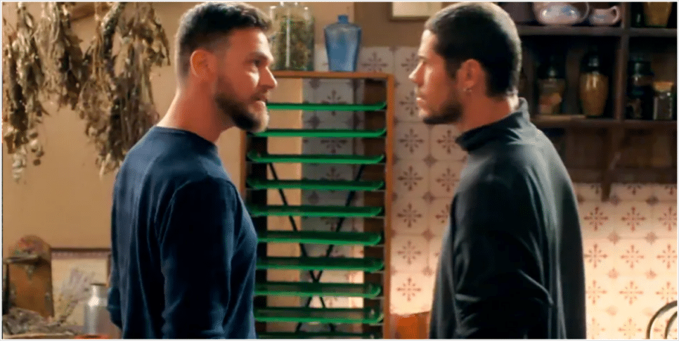 Theo e Lui se estranham em em "Vai na Fé" (Foto: Reprodução/ Globo)