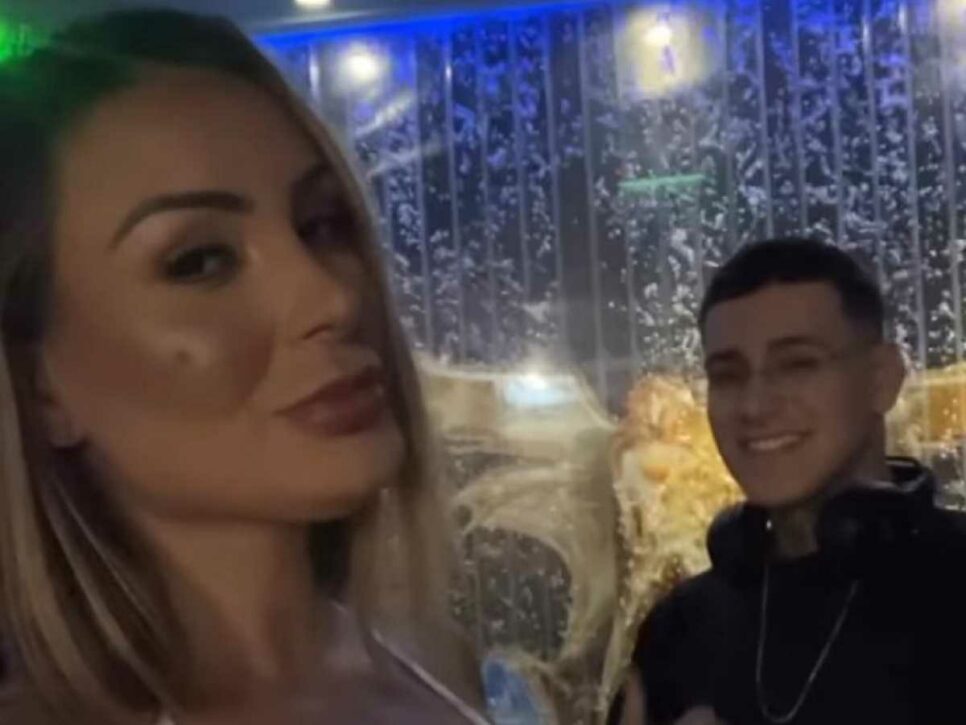 Andressa Urach ao lado de seu filho