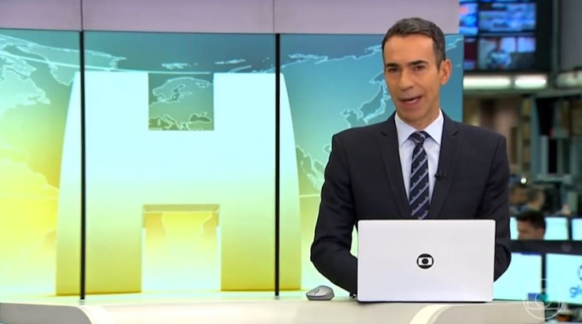 Cesar Tralli durante comando de boletim informativo da Globo
