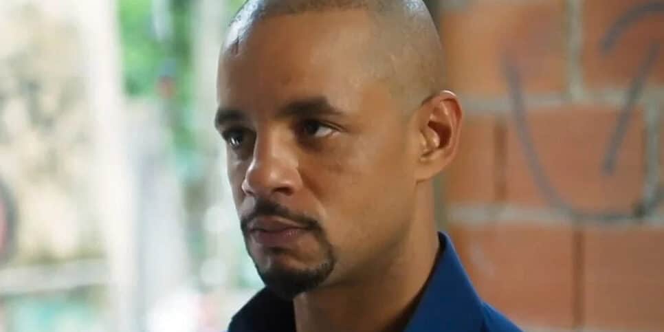 Vai na Fé: Após se livrar da prisão, Orfeu mata personagem (Foto: Reprodução, Globo)