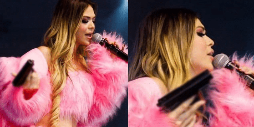 Cantora Melody segurando uma arma (Foto: Reprodução, Instagram)