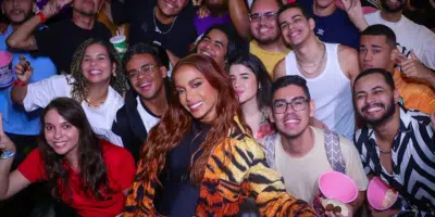 Anitta e seus fãs (Foto: Reprodução, Quem)