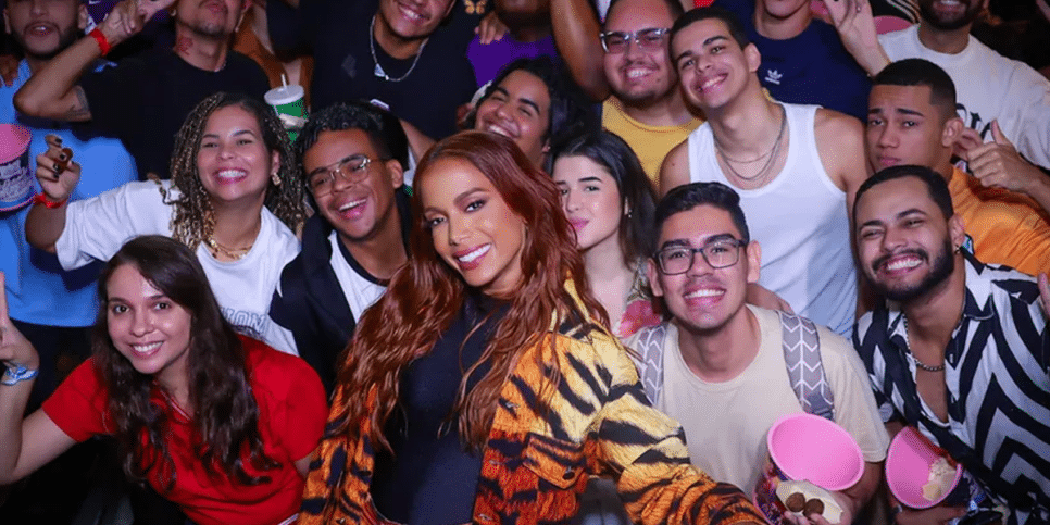 Anitta e seus fãs (Foto: Reprodução, Quem)