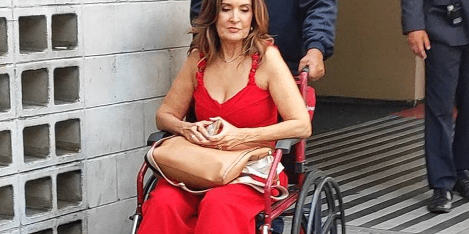 Fátima Bernardes de cadeira de rodas (Foto: Reprodução, Kelly Silva/AgNews)