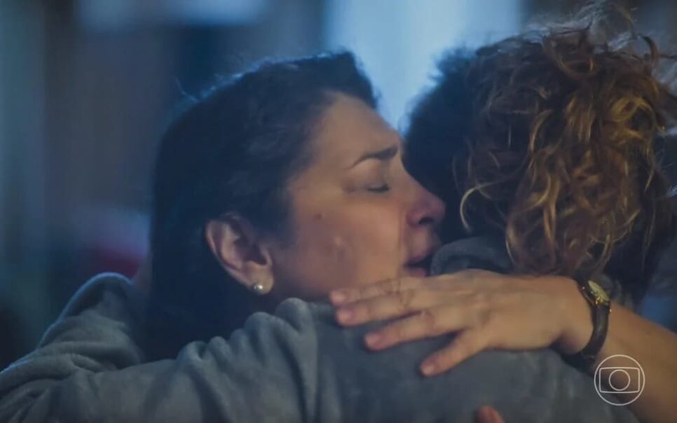 Angelina e Agatha em cena de Terra e Paixão. (Foto: reprodução, Globo)