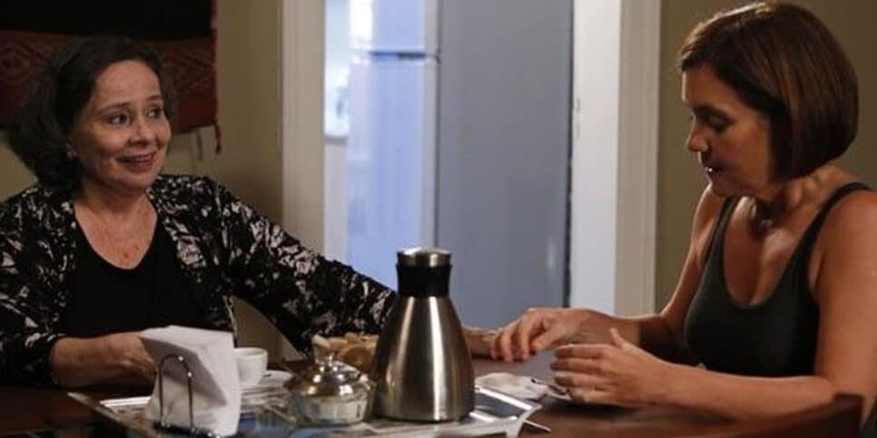 Débora Duarte e Adriana Esteves contracenam em Babilônia (Foto: Reprodução - Globo)