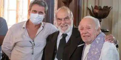 Lima Duarte e Emiliano Queiroz com o diretor artístico Luiz Henrique Rios (Foto: Reprodução - Paulo Belote - Rede Globo)