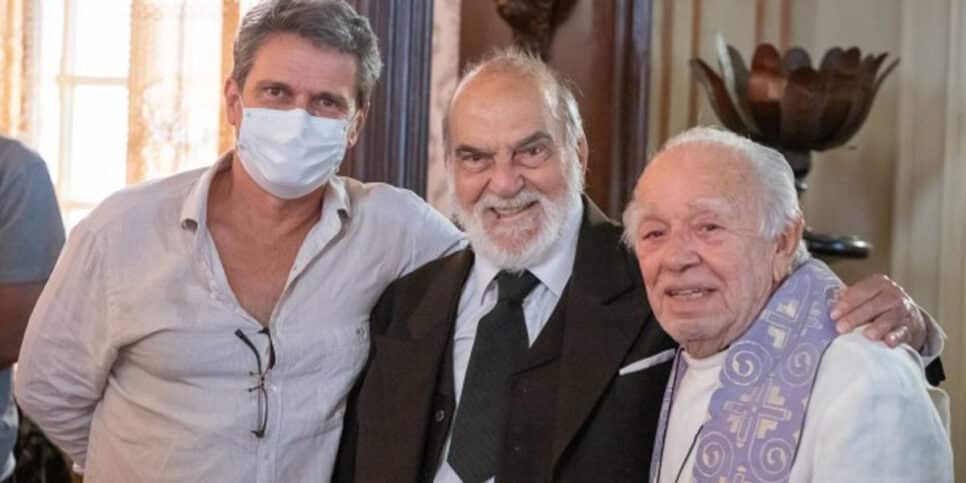 Lima Duarte e Emiliano Queiroz com o diretor artístico Luiz Henrique Rios (Foto: Reprodução - Paulo Belote - Rede Globo)