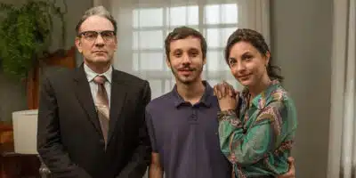 João Pedro posa com Marco Ricca e Melissa Vettore durante as gravações de 'Os Dias Eram Assim' (Foto: Reprodução - Globo)