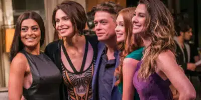 Carolina (Juliana Paes), Silvia Pfeifer, Arthur (Fábio Assunção), Eliza (Marina Ruy Barbosa) e Natasha (Lavínia Vlasak), em Totalmente Demais (Foto: Reprodução - Globo)