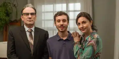 João Pedro, Marco Ricca e Melissa Vettore durante as gravações de 'Os Dias Eram Assim' (Foto: Reprodução - Globo)