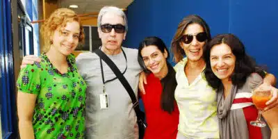 Leandra Leal, o autor Alcydes Nogueira, Cléo Pires, Mila Moreira e Tuna Dwek nos bastidores de 'Ciranda de Pedra' (Foto: Reprodução - Globo)