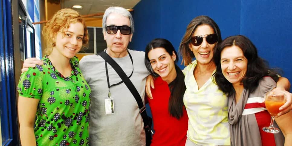 Leandra Leal, o autor Alcydes Nogueira, Cléo Pires, Mila Moreira e Tuna Dwek nos bastidores de 'Ciranda de Pedra' (Foto: Reprodução - Globo)