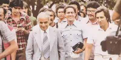 Vicente Matheus (de terno e gravata), Palhinha (segurando uma pequena bolsa) e o repórter Chico Lang (acima do ombro de Palhinha, de bigode) (Foto: Reprodução - Memória Globo)