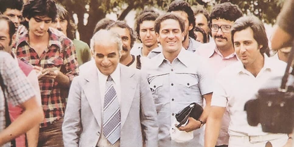 Vicente Matheus (de terno e gravata), Palhinha (segurando uma pequena bolsa) e o repórter Chico Lang (acima do ombro de Palhinha, de bigode) (Foto: Reprodução - Memória Globo)