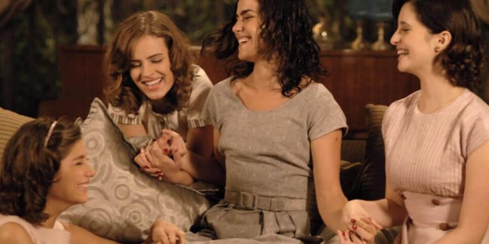 Atrizes Tammy Di Calafiori, Ariella Massotti, Ana Paula Arosio e Anna Sophia Folch em cena da novela Ciranda de Pedra (Foto: Reprodução - Globo)