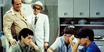 Milton Moraes, José Dumont, Buza Ferraz, Matheus Carrieri e Taumaturgo Ferreira em cena da novela De Quina Pra Lua, exibida entre 1985 e 1986. (Foto- Divulgação:TV Globo)