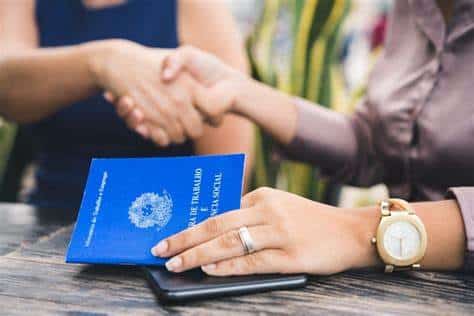 Trabalhadores de carteira assinada poderão ter direito ao abono do PIS/ Pasep (Foto: Reprodução/ Internet)